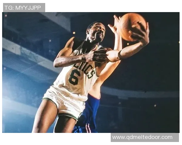 卡里姆阿卜杜尔贾巴尔篮球传奇生涯的辉煌与影响力解析 卡里姆阿卜杜尔贾巴尔篮球传奇生涯的辉煌与影响力解析