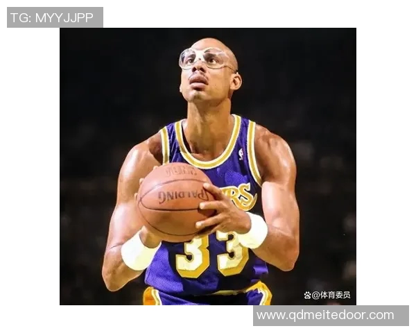 卡里姆阿卜杜尔贾巴尔在篮球场外积极履行社会责任的多重影响与贡献